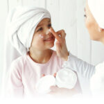 การเลือกครีมกันแดดให้ถูกต้องคือสิ่งที่พ่อแม่ผู้ปกครองต้องรู้เพื่อปกป้องผิวลูกน้อย